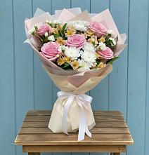 Букет цветов из:  Гвоздики, Орхидеи и Розы в Полазне