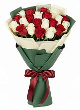 Букет Микс из красных и белых роз в Полазне
