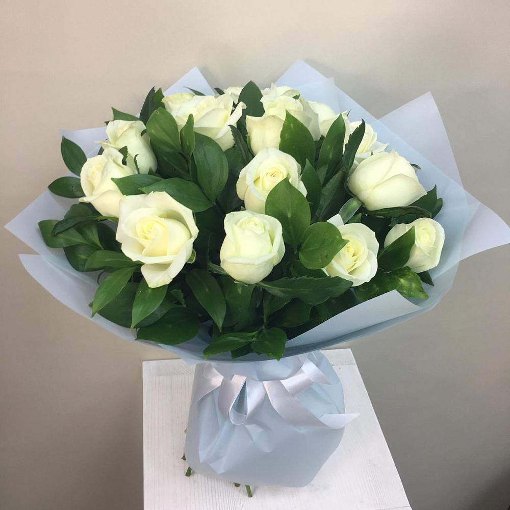 Букет 15 Белых роз Проуд в Полазне