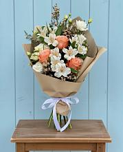 Букет цветов из:  Альстромерии, Лизиантусы, Розы и Хризантемы в Полазне