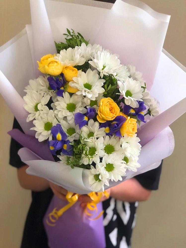Букет цветов из: Ирисы, Хризантемы и Розы в Полазне