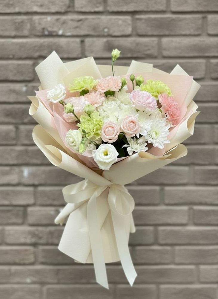 Букет цветов из: Гвоздики, Розы, Лизиантусы и Хризантемы в Полазне