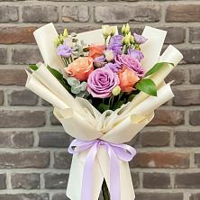 Букет цветов из:  Лизиантусы и Розы в Полазне