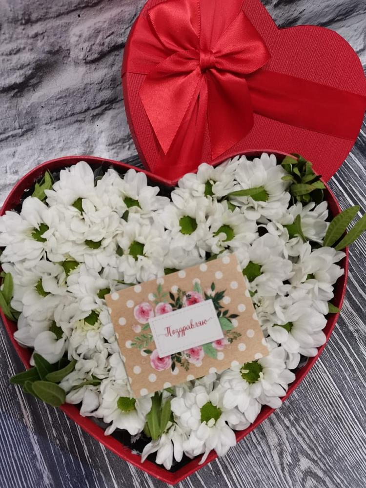Цветочная композиция из Хризантемы в виде сердца в Полазне
