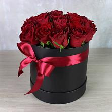 Цветочная композиция из Розы в шляпной коробке в Полазне