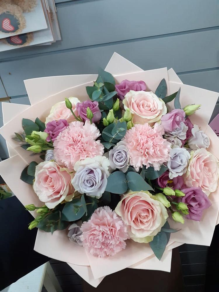 Букет цветов из: Розы, Гвоздики и Лизиантусы в Полазне